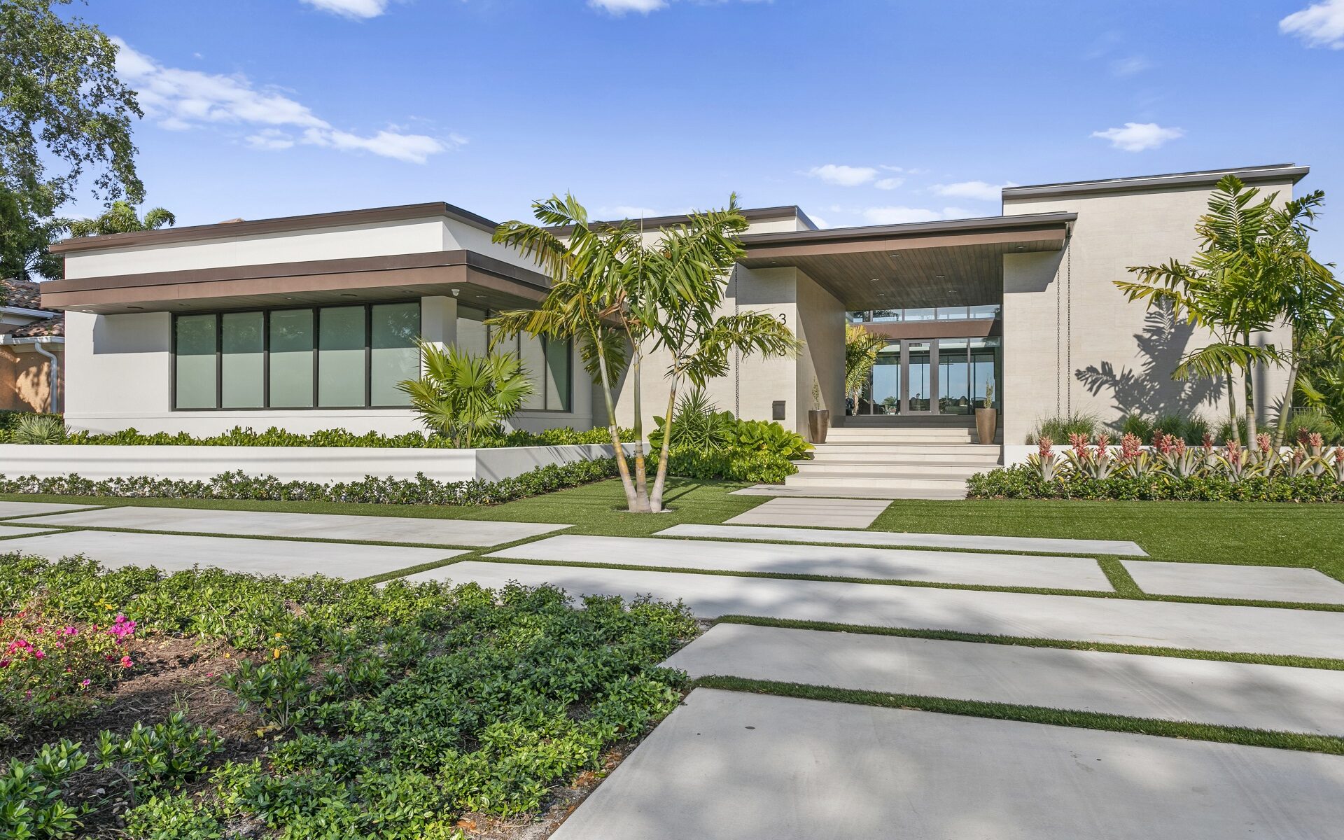 Waterfront Home in St. Petersburg, FL built by Custom Home Builder Paragon Waterfront Properties